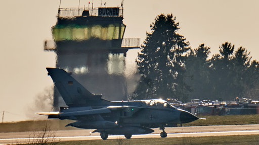  Ein Tornado-Kampfflugzeug der Bundesluftwaffe landet auf dem Fliegerhorst Büchel.