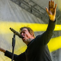 Sänger der Toten Hosen, Campino, steht auf einer Bühne und singt