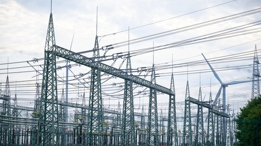 Ein Zaun umgibt ein Umspannwerk des Netzbetreibers Amprion