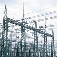 Ein Zaun umgibt ein Umspannwerk des Netzbetreibers Amprion