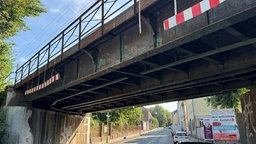 Beschädigt Brücke nach Unfall durch Lkw