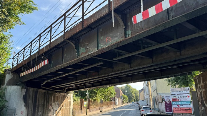 Beschädigt Brücke nach Unfall durch Lkw
