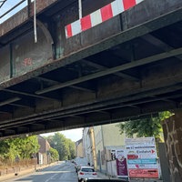 Beschädigt Brücke nach Unfall durch Lkw