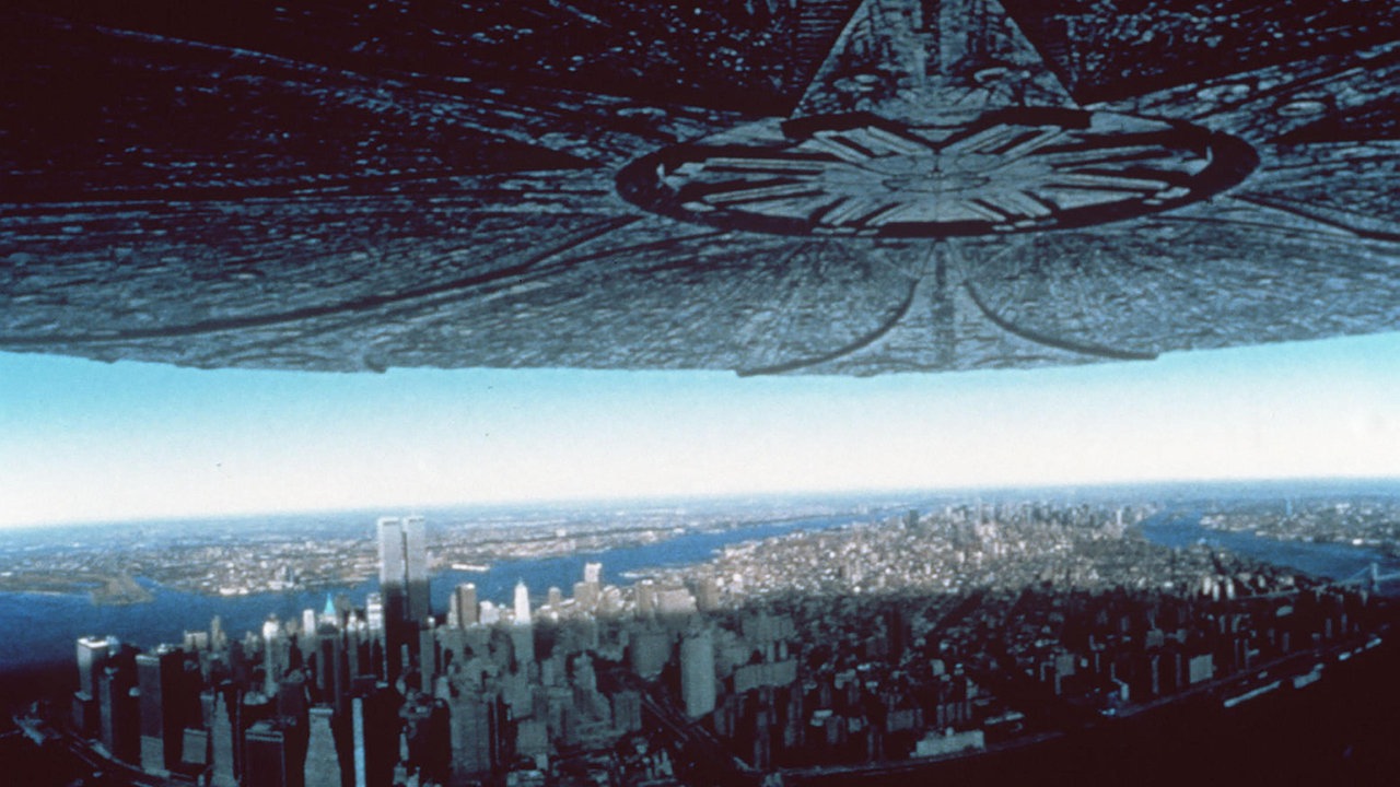 Filmszene aus: Independence Day (Ein riesiges UFO kommt der Erde immer näher)