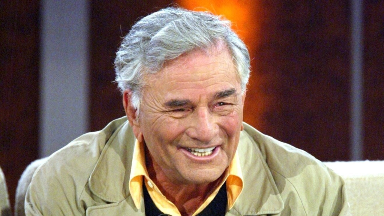 Der US-Schauspieler Peter Falk sitzt am Abend des 22.2.2003 in Berlin in seinem "Columbo"-Mantel bei der 141. Ausgabe der Unterhaltungssendung "Wetten, dass...?" auf der Gästecouch