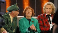 Brigitte Mira mit Peter Falk (li.) und Thomas Gottschalk bei "Wetten, dass...?" 