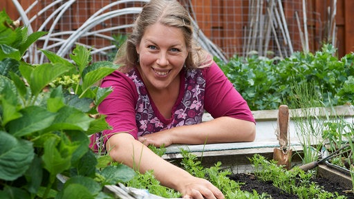 Jenny Slupkowski an einem Beet. 
