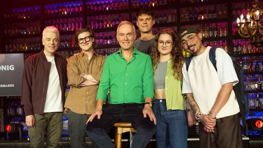 Johann König (Mitte) mit seinen Gästen v.l.n.r. Michael Mittermeier, Hinnerk Köhn, Ivan Thieme, Florentine Osche, Tony Bauer