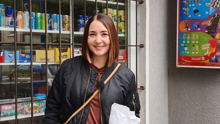 Luisa Charlotte Schulz an ihrer Lieblingsbude im Ruhrgebiet – eine typische Szene aus dem Alltag im Pott