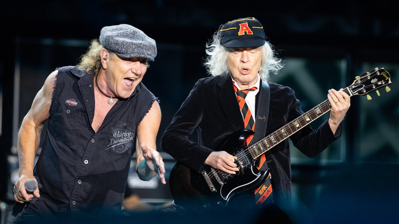 Brian Johnson (links) und Angus Young auf der Bühne bei der PWR UP Europatour am 8. Juli 2025 in Düsseldorf