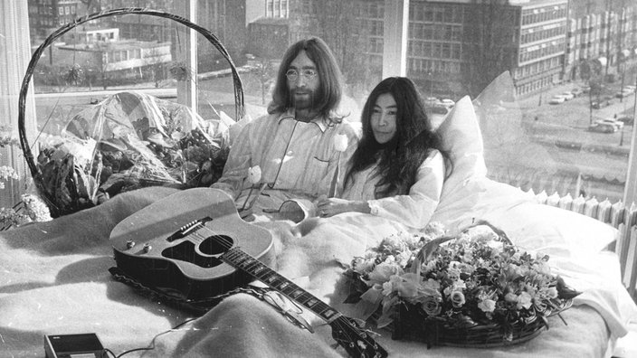 John Lennon und Yoko Ono im Bett