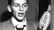 Frank Sinatra bei Aufnahmen für CBS