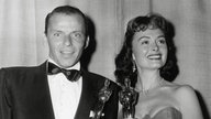 Frank Sinatra und Schauspielerin Donna Reed bei den 26. Academy Awards, 1954.