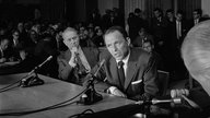 Frank Sinatra sagt 1957 in einem Untersuchungsausschuss zum "Wrong Door"-Skandal aus