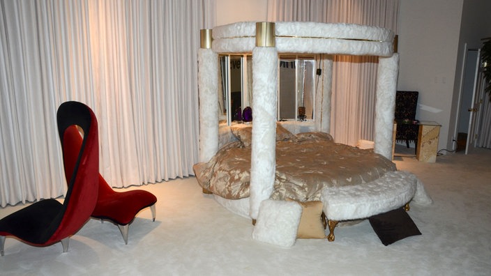 Princes Schlafgemach mit rundem Plüsch-Himmelbett in Gold- und Cremetönen