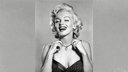 Porträtfoto von Filmikone Marilyn Monroe, die eine Kette um den Hals trägt und in die Kamera lacht (ca. 1952)