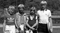 Boris Becker (re.) und Steffi Graf (2.v.r.) im Alter von zwölf bzw. elf Jahren gemeinsam mit den weiteren Siegern Rüdiger Haas und Ulrich Kraft 1980 bei einem Tennis-Nachwuchsturnier
