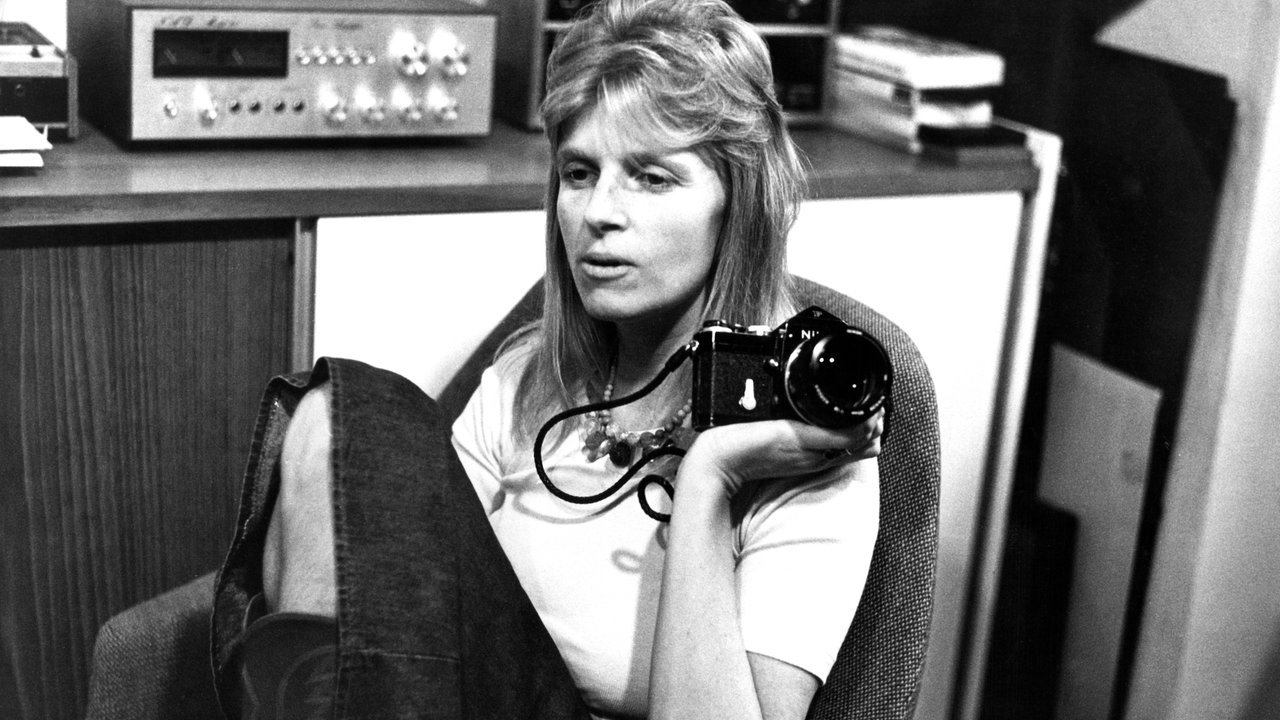 Linda McCartney mit Kamera in der Hand