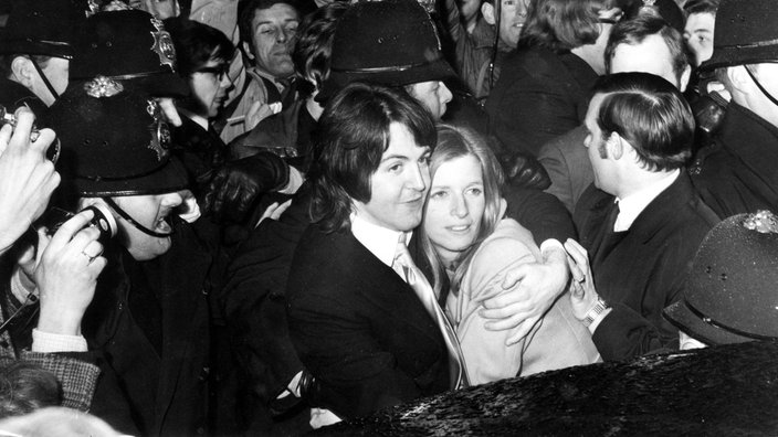 Linda und Paul McCartney umringt von der Presse nach ihrer Trauung