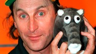 Otto Waalkes mit einem Plüsch-Ottifant 1996