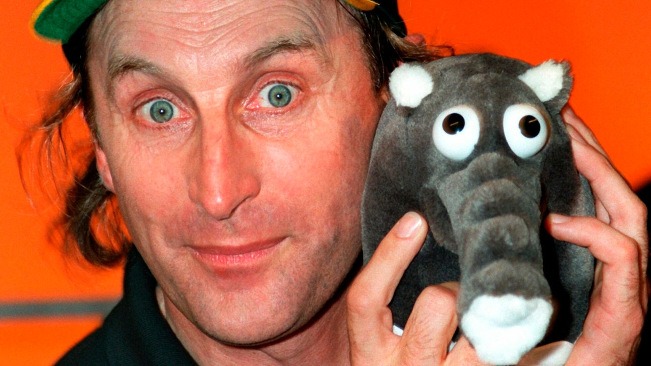 Otto Waalkes mit einem Plüsch-Ottifant 1996
