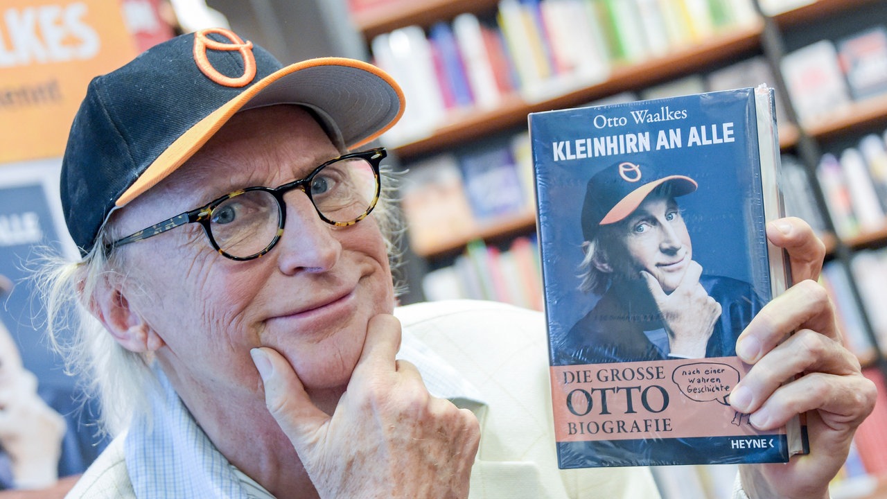 Otto Waalkes mit seiner Biografie "Kleinhirn an alle"