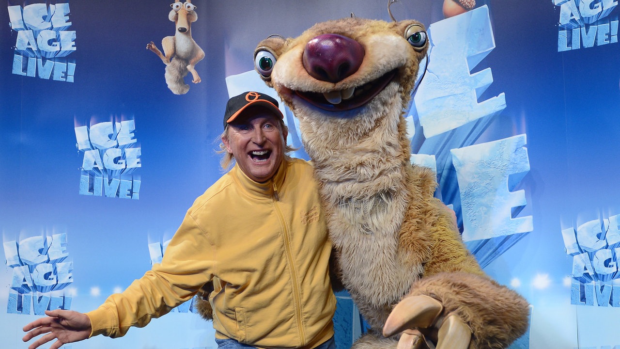 Otto Waalkes steht neben dem Maskottchen "Sid" aus Ice Age 2013