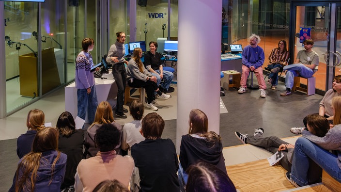 Eine Gruppe junger Menschen in einem Radio-Studio