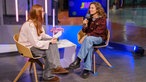 Moderatorin Mona Ameziane wird von einer Schülerin interviewt