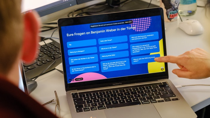 Schriftliche Fragen der Schulklassen auf einem Monitor an den Korrespondenten in der Türkei