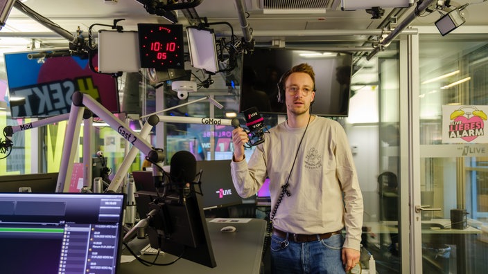 Ein junger Mann erklärt das Radio Studio