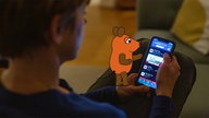 Kind und WDR-Maus mit Smartphone
