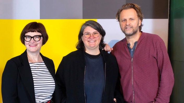 Filmemacher Gina Wenzel (l.) und Ingo Haeb mit WDR-Redakteurin Anke Hirschel  (M.) Der 90-minütige Fernsehfilm "Eher fliegen hier UFOs" wurde auf dem renommierten Film- und Serienfestival für herausragende Regie geehrt. 