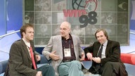 Fußball-WM 1998, WDR-Intendant Fritz Pleitgen, WM-Teamchef von ARD und ZDF, mit ARD-Studiomoderator Gerhard Delling (l) und Experte Günter Netzer (re) im WM-Studio im Pariser Fernsehzentrum IBC.