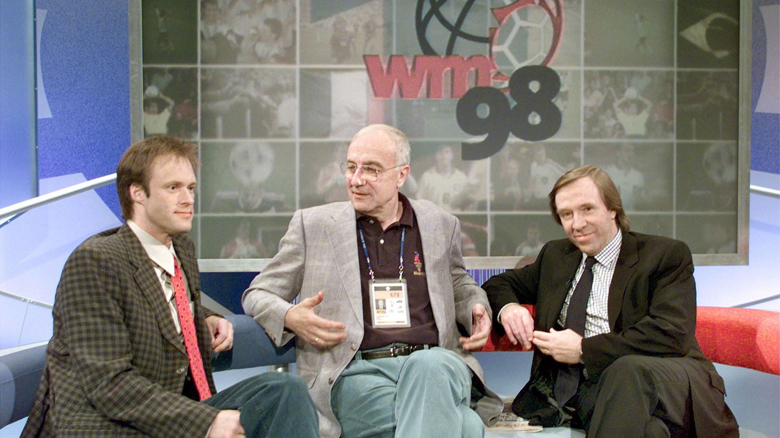 Fußball-WM 1998, WDR-Intendant Fritz Pleitgen, WM-Teamchef von ARD und ZDF, mit ARD-Studiomoderator Gerhard Delling (l) und Experte Günter Netzer (re) im WM-Studio im Pariser Fernsehzentrum IBC.