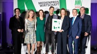 V.l.n.r.: NRW-Landwirtschaftsministerin Silke Gorißen, WDR-Redakteurinnen Gudrun Wolter und Jessica Briegmann, das Autor:innenteam Tom Ockers und Tatjana Mischke, Oliver Claas (Heidelberger Druckmaschinen), Ralph Goldmann (ZDF)