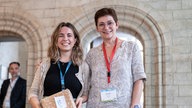 Elena Riedlinger (Projektleitung "Stolpersteine NRW", l.) und Anke Pesch (Leuven Institute for Media and Learning, r.) bei der Preisverleihung