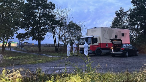 Das LKA sichert die Spuren am mutmaßlichen Lkw des Saboteurs.