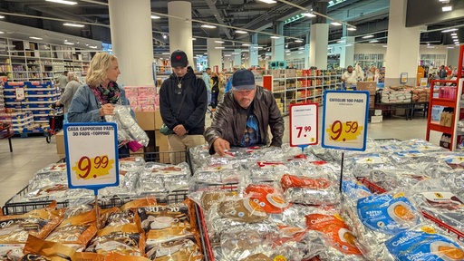 Kunden bei den "2 Brüdern" kaufen Großpackungen mit Kaffeepads 