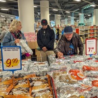 Kunden bei den "2 Brüdern" kaufen Großpackungen mit Kaffeepads 