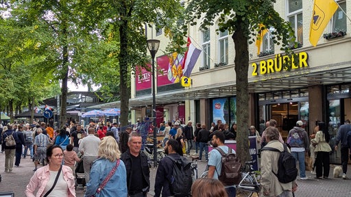2 Brüder steht groß überm Eingang des Supermartes in Venlo