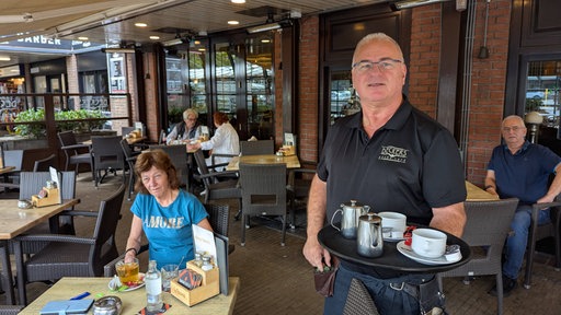 Julius Deckers auf der Terrasse seines Cafes; er ist froh, dass die 2 Brüder weitermachen