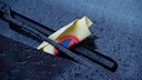 Windschutzscheibe mit Strafzettel hinter dem Scheibenwischer