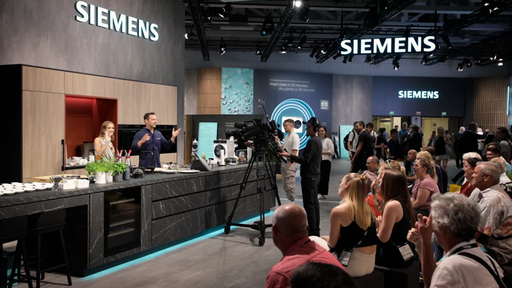 IFA-Besucher verfolgen eine Küchen-Show am Siemens-Stand