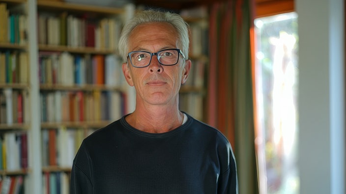 Jörg Mewes führt eine antiquariatische Buchhandlung in Overrath