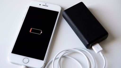 Handy, was mit einer Powerbank geladen wird 