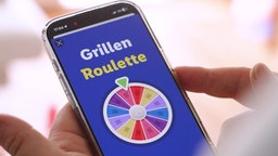 Eine Nahaufnahme von einem Handy, welches eine Reihe von Coupons zeigt