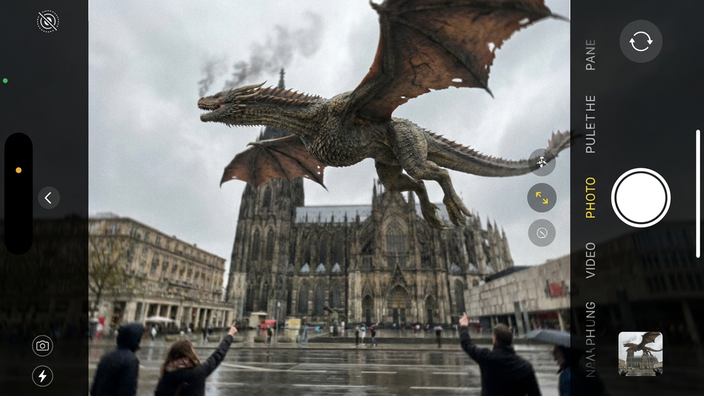 Ein Drache fliegt über dem Kölner Dom.