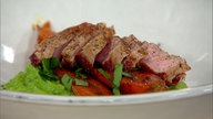 Erbsenpüree und glasierte Karotten mit Schweinenackensteak