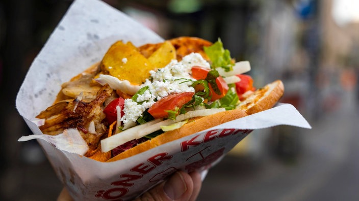 Ein Döner in einer Papier-Tasche.
